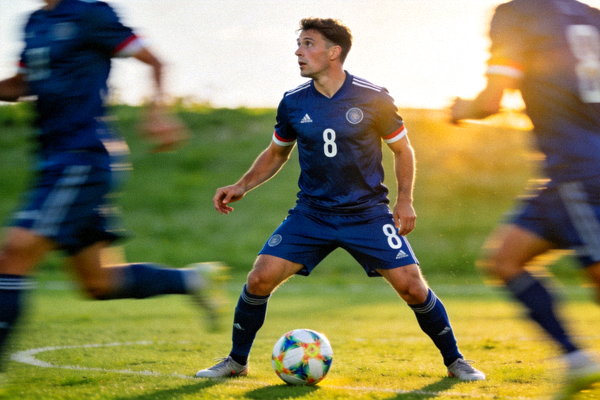 B队中场大师在比赛中观察局势准备传球