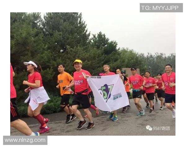 足球球星进球后激情草坪滑翔庆祝瞬间全场观众热情高涨