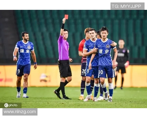 足球巨星赛场遭遇对手钉鞋踩踏引发争议裁判判罚成焦点